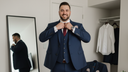 mężczyzna plus size ubierający się na wesele