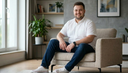 mężczyzna plus size ubrany w ciemnoniebieskie jeansy w dużym rozmiarze i białą koszulę z krótkim rękawem