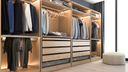 szafa garderoba męska wypełniona męskimi ubraniami