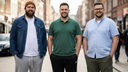zdjęcie trzech mężczyzn plus size w męskiej stylizacji ze spodniami dresowymi